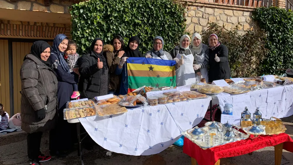 La asociación de mujeres musulmanas de las Cuencas Mineras expuso su repostería típica, uno de los puestos que tuvo más éxito entre el público.