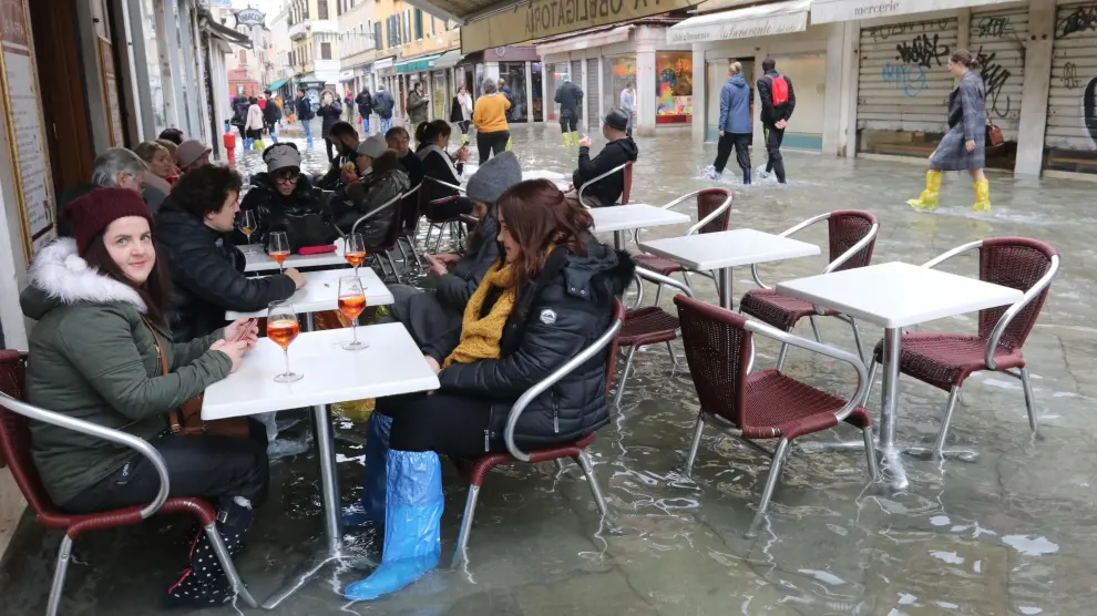 Venice (Italy), 17/11/2019.- Tourists and residents resume their normal routine despite persistent flooding in Venice, Italy, 17 November 2019. High tidal waters returned to Venice on Saturday, four days after the city experienced its worst flooding in more than 50 years. (Italia, Niza, Venecia) EFE/EPA/EMILIANO CRESPI Aqua Alta in Venice