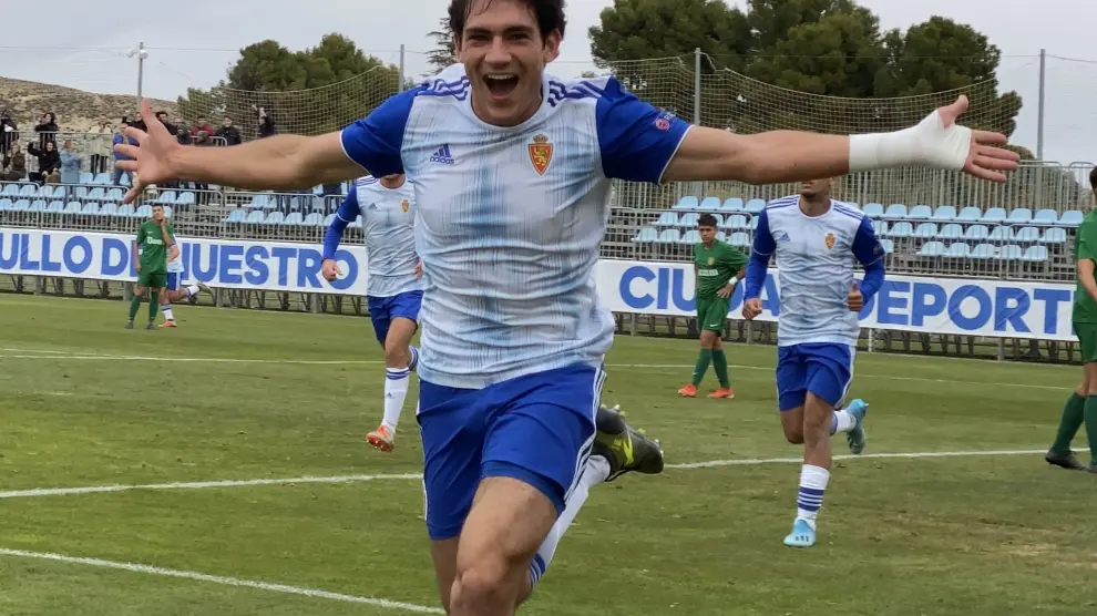 Iván Azón, delantero del Real Zaragoza Juvenil División de Honor, celebra el primer tanto.
