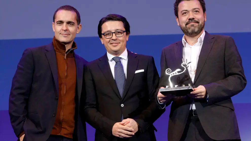 El actor Pedro Alonso y el productor Jesús Colmenar recogen el premio 'Filming Almería' a 'La Casa de Papel'.
