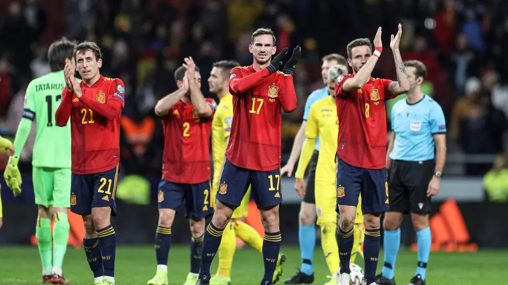 Los futbolistas de la selección celebran su victoria contra Rumanía.
