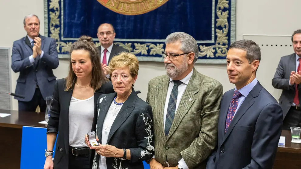 La familia de José Bermejo junto al rector de la Universidad de Zaragoza, José Antonio Mayoral.
