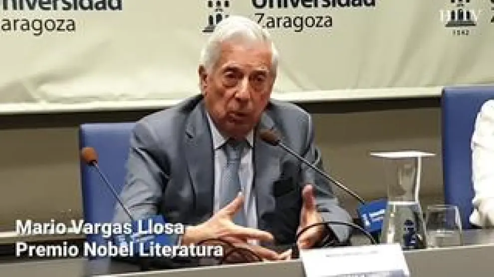 El escritor y premio Nobel de Literatura en 2010, Mario Vargas Llosa, ofrece una rueda de prensa en la Sala de Prensa del edificio Paraninfo, junto al periodista Juan Cruz como final del ciclo "Trayectorias. Conversaciones sobre la cultura en España"