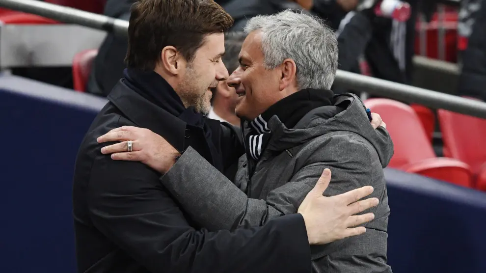 Mauricio Pochettino (izquierda) y Jose Mourinho se abrazan en un partido del año pasado entre los equipos a los que entrenaban, el Tottenham y el Manchester Uniterd, respectivamente.