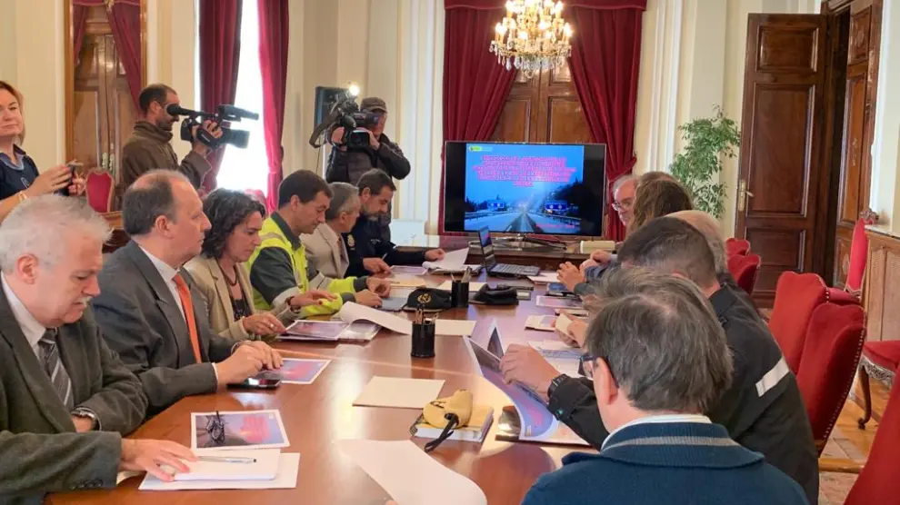 Representantes de distintos organismos, en la reunión de este miércoles en Huesca por el plan de emergencia de nevadas.