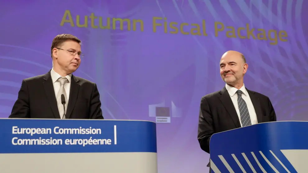 El vicepresidente Dombrovskis y el comisario Moscovici, de la Comisión Europea, durante la rueda de prensa de ayer.