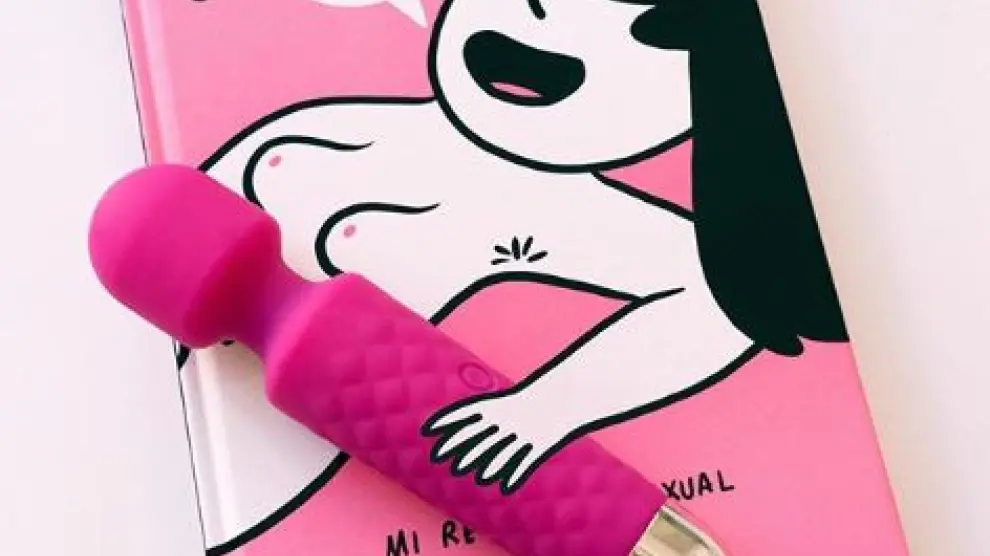Imagen en Instagram del libro 'sexOh. Mi revolución sexual', de Lyona, junto al vibrador que le dio la idea de escribirlo.