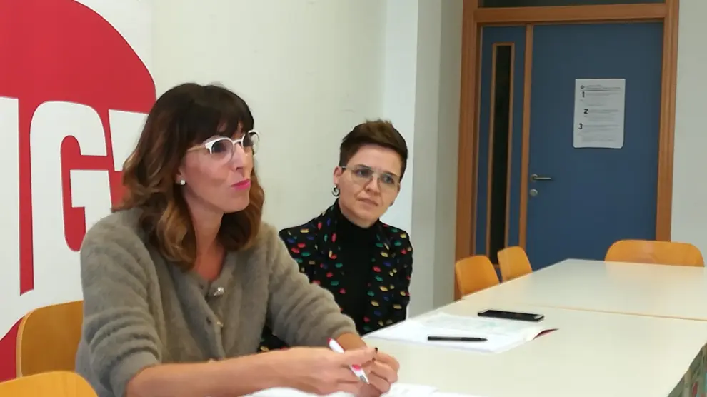 Eva Urbón, orientadora y psicóloga de UGT Aragón y Sonia Montoro, secretaria de Juventud de este sindicato en la rueda de prensa ofrecida hoy.