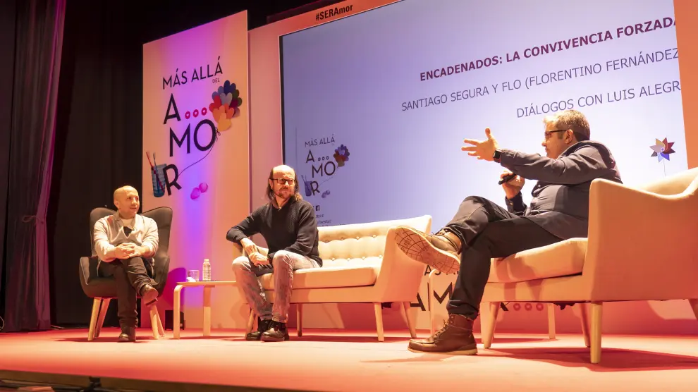 Luis Alegre, Santiago Segura y Florentino Fernández, conversando en Teruel sobre el amor