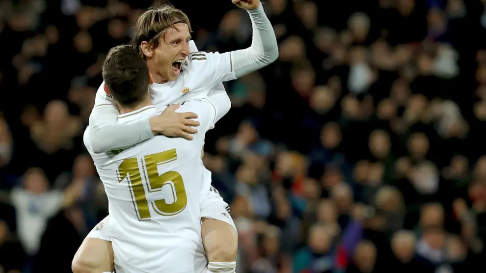 Valverde celebra su gol con su compañero Luca Modric.