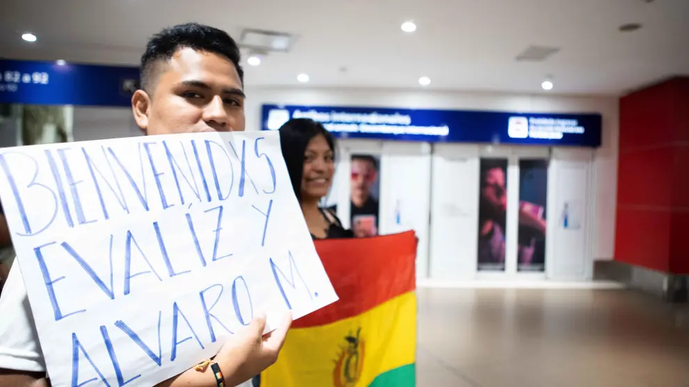 Ciudadanos bolivianos y argentinos aguardaban la llegada el sábado al aeropuerto de Buenos Aires de los hijos de Evo Morales.