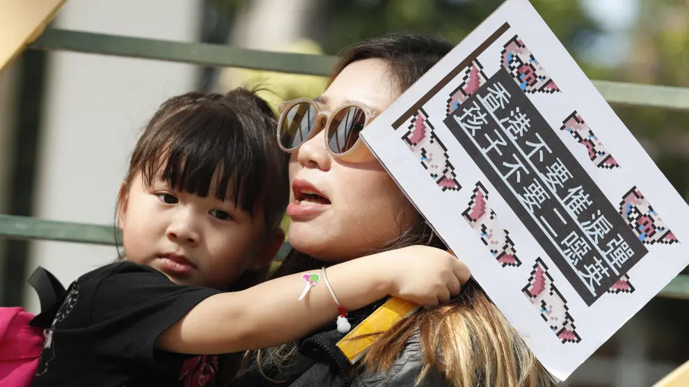 Hong Kong (China), 23/11/2019.- Protesters hold placards during the Stop Killing Our Kids anti-chemical weapon march in Hong Kong, China, 23 November 2019. Hong Kong is in its sixth month of mass protests, which were originally triggered by a now withdrawn extradition bill, and have since turned into a wider pro-democracy movement. (Protestas) EFE/EPA/JEON HEON-KYUN Anti-chemical weapon march in Hong Kong