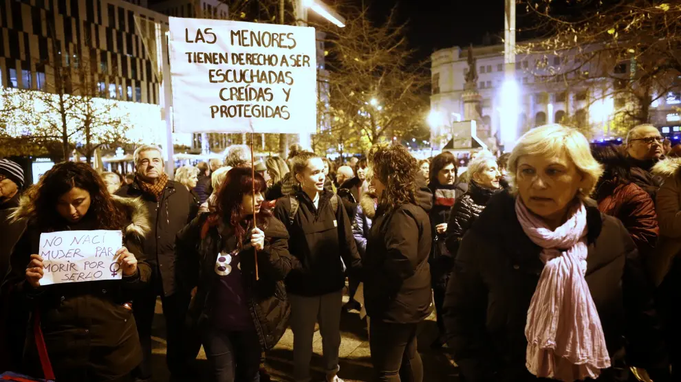 Concentración en el Paraninfo de la Universidad de Zaragoza y la Plaza de España contra la Violencia de Género