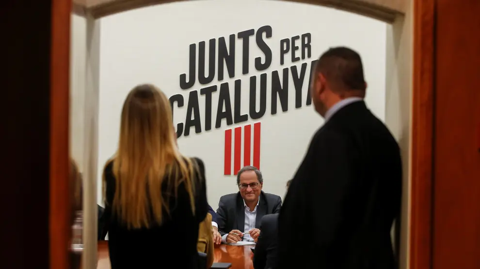 El presidente de la Generalitat, Quim Torra (c), durante la reunión de la dirección de JxCat para determinar el posicionamiento del partido de cara a la investidura de Pedro Sánchez