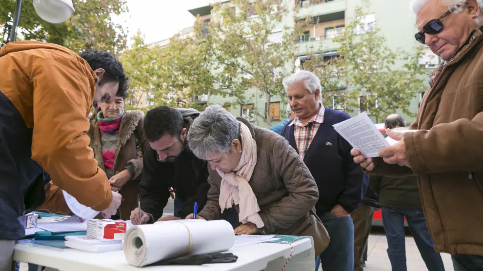 Varias personas firman contra el ICA en Torrero