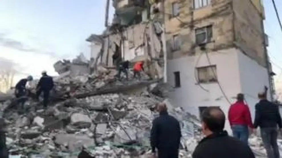 Al menos cuatro personas han muerto y unas 260 están recibiendo asistencia médica en hospitales de Tirana y Durres tras el terremoto de una magnitud de 6,4 en la escala de Richter que ha sacudido esta mañana Albania y ya ha tenido varias réplicas importantes, informaron las autoridades.