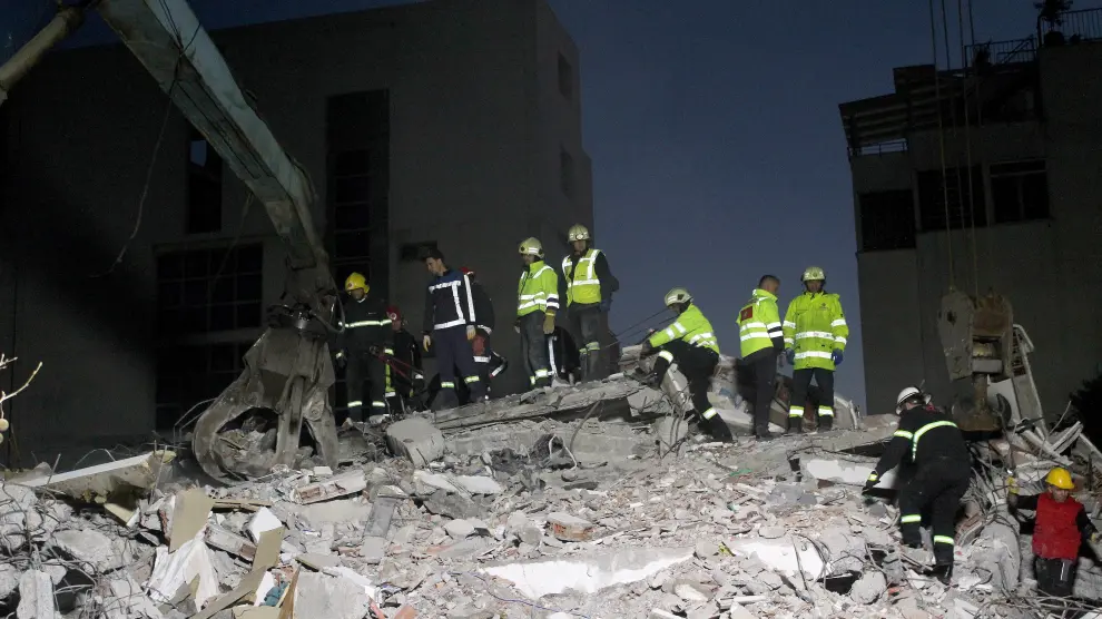Durres (Albania), 26/11/2019.- Rescue teams of firemen, army and police search for survivors in the rubble of a collapsed building after an earthquake in Durres, Albania, 26 November 2019. Albania was hit by a 6.4 magnitude earthquake on 26 November 2019, the strongest recorded in decades. According to reports, at least 18 people have died and several are injured in the earthquake. (Terremoto/sismo, Incendio) EFE/EPA/MALTON DIBRA Earthquake aftermath in Albania