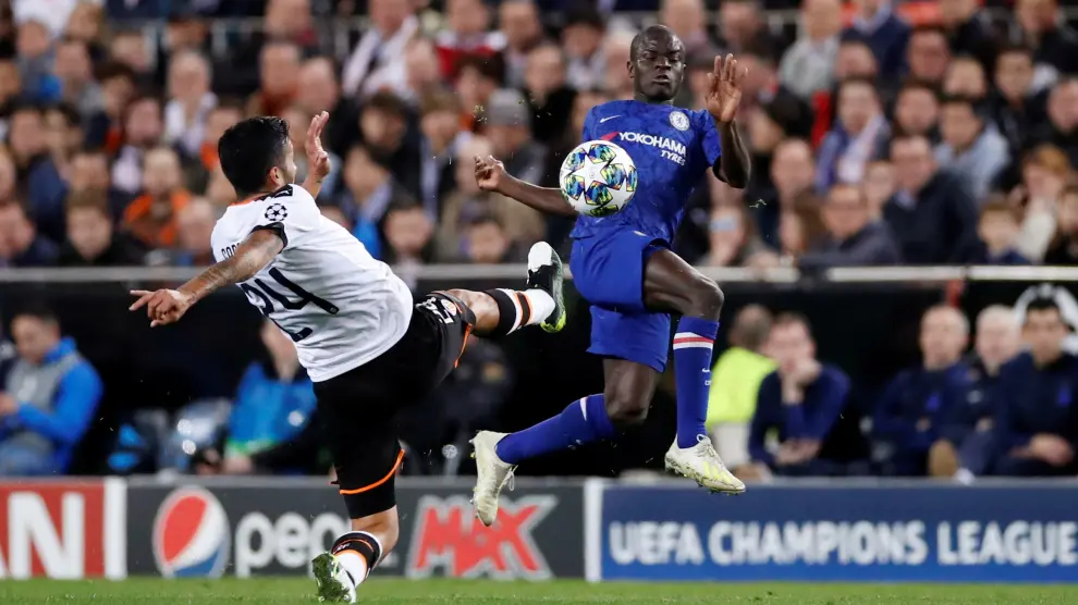 Soccer Football - Europa League - Champions League - Group H - Valencia v Chelsea - Mestalla, Valencia, Spain - November 27, 2019 Chelsea's N'Golo Kante in action with Valencia's Ezequiel Garay Action Images via Reuters/Andrew Boyers [[[REUTERS VOCENTO]]] SOCCER-CHAMPIONS-VAL-CHE/REPORT