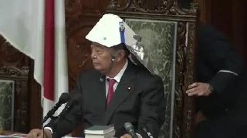 Los políticos nipones se ponen unos peculiares cascos para prevenir lesiones en la cabeza en caso de terremoto