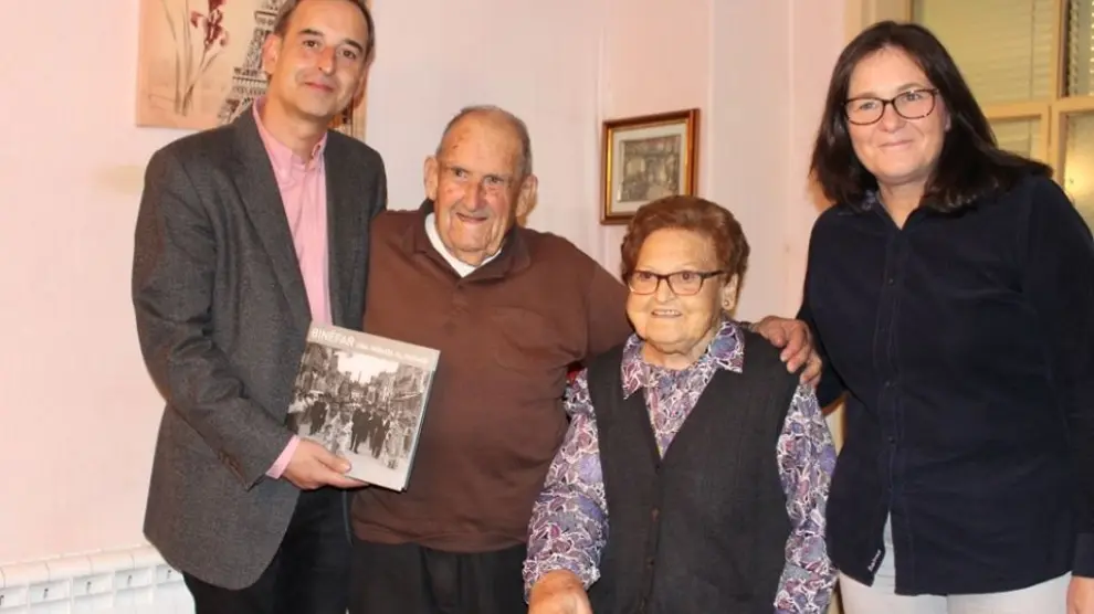 El alcalde de Binéfar, Alfonso Adán, y la concejal de Bienestar Social, Yolanda Gracia, felicitaron en persona a Caridad Murillo y Antonio Torres.