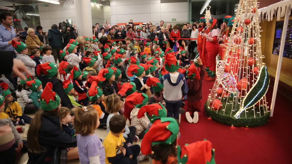 El Centro Comercial Aragonia estrena la Navidad este viernes. Los niños han estado acompañados de unos divertidos elfos que han repartido regalos entre los más pequeños