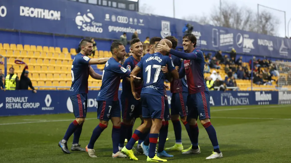 Los jugadores de la SD Huesca celebran uno de sus goles ante el Alcorcón.
