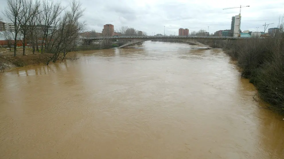 Imagen de archivo del río Pisuerga, en plena crecida, a su paso por Valladolid.