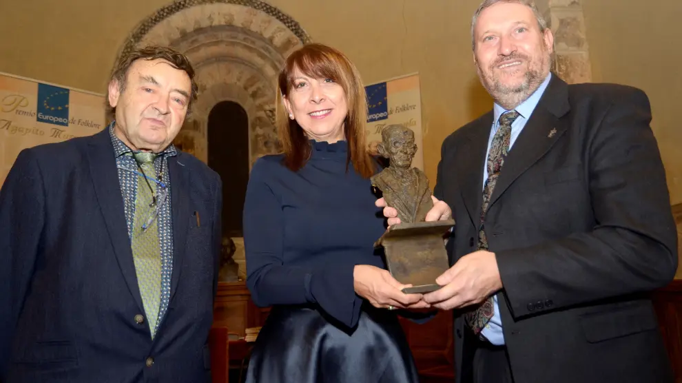 La alcaldesa de Sabiñánigo, Berta Fernández, recibe el premio europeo 'Agapito Marazuela' en presencia del escultor Orensanz (izquierda).