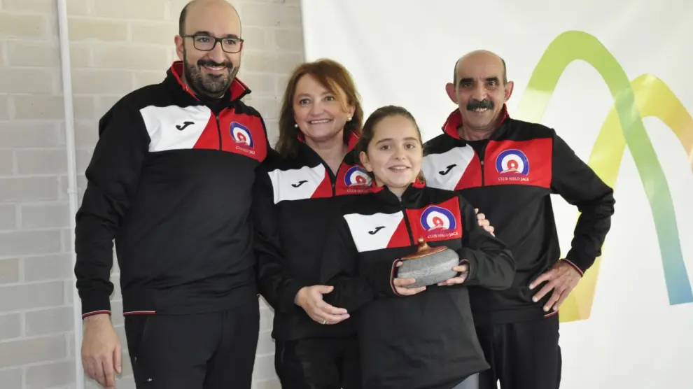 Lucas Munuera, Elsa Fumanal, Aurora Tesa y Domingo Hernández, del Jaca Red, en el podio, con el trofeo por el tercer puesto