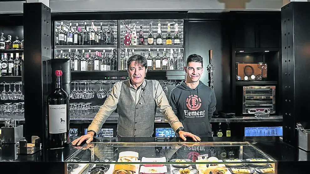 Miguel Ángel Moya e Iker Gracia, en la nueva barra.