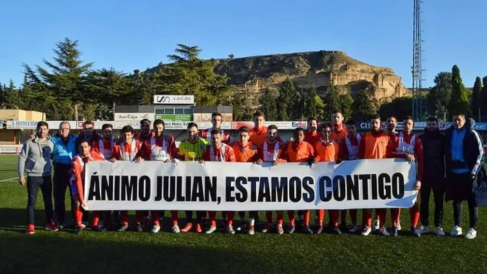 Pancarta que mostraron el pasado fin de semana los jugadores del Atlético Monzón de apoyo a su presidente