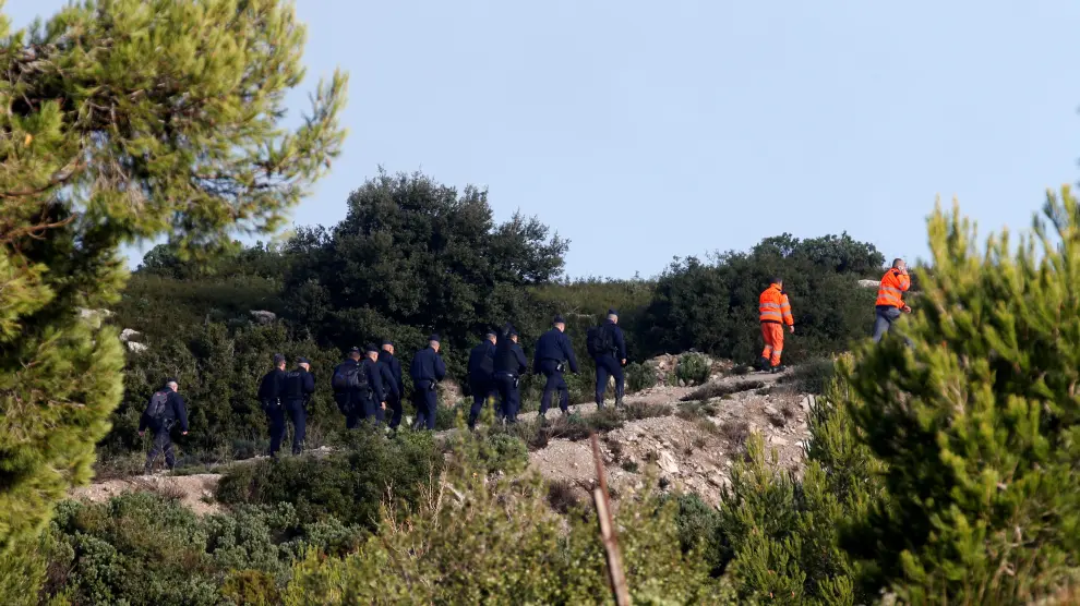 Policía francesa y servicios de emergencias acuden al lugar donde se estrelló el helicóptero.