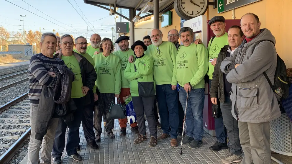 Un grupo de montisonenses viajó este fin de semana a Zaragoza para recoger firmas y dar visibilidad a la campaña.