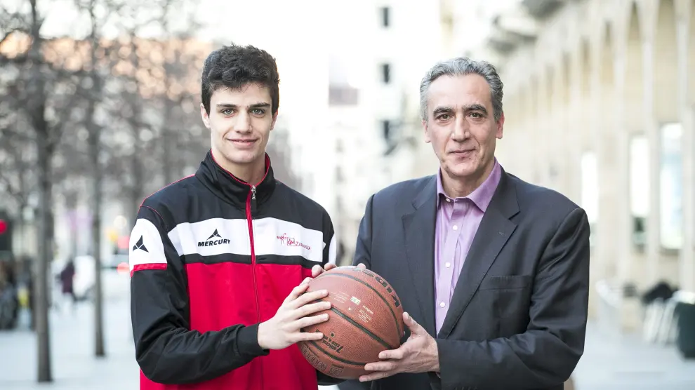 Carlos Alocén, con su padre Alberto, en una foto de 2016 cuando el base de Casademont se estrenó en la Liga ACB.
