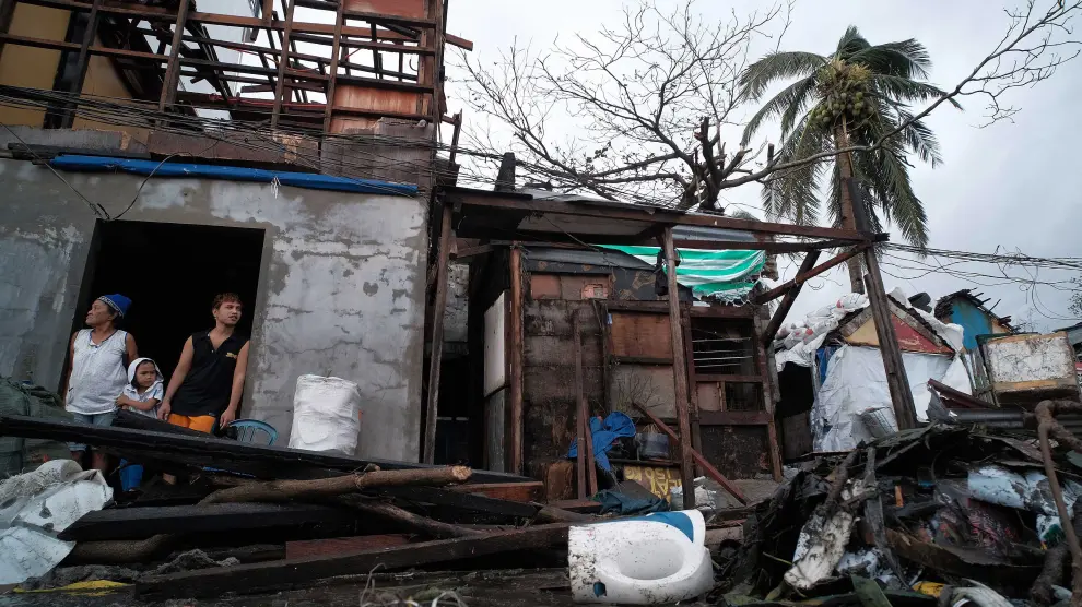 Legazpi City (Philippines), 03/12/2019.- Villagers look on from inside a damaged house in the aftermath of Typhoon Kammuri, in Legazpi city, Philippines, 03 December 2019. Typhoon Kammuri made landfall on 02 December and forced the closure of Ninoy Aquino International Airport in Manila. The typhoon also affected the ongoing Southeast Asian Games. According to the event organizers, several sporting events have been rescheduled or cancelled. (Filipinas) EFE/EPA/ZALRIAN SAYAT Aftermath of Typhoon Kammuri in the Philippines