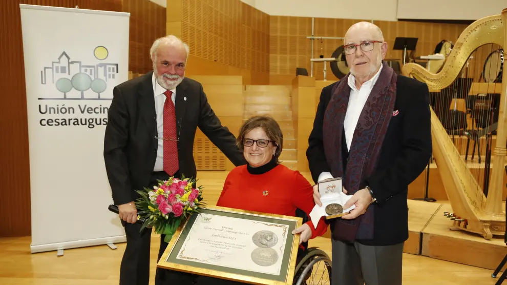 Marta Valencia, presidenta de DFA, ha recibido el Premio Unión Vecinal Cesaraugusta.