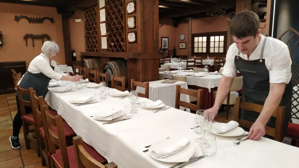 Preparativos de una cena de empresa en el restaurante Albarracín de Zaragoza.