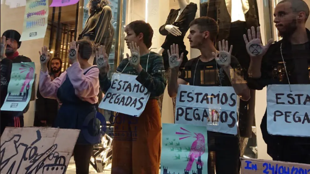 Activistas en la puerta de Zara en Madrid.