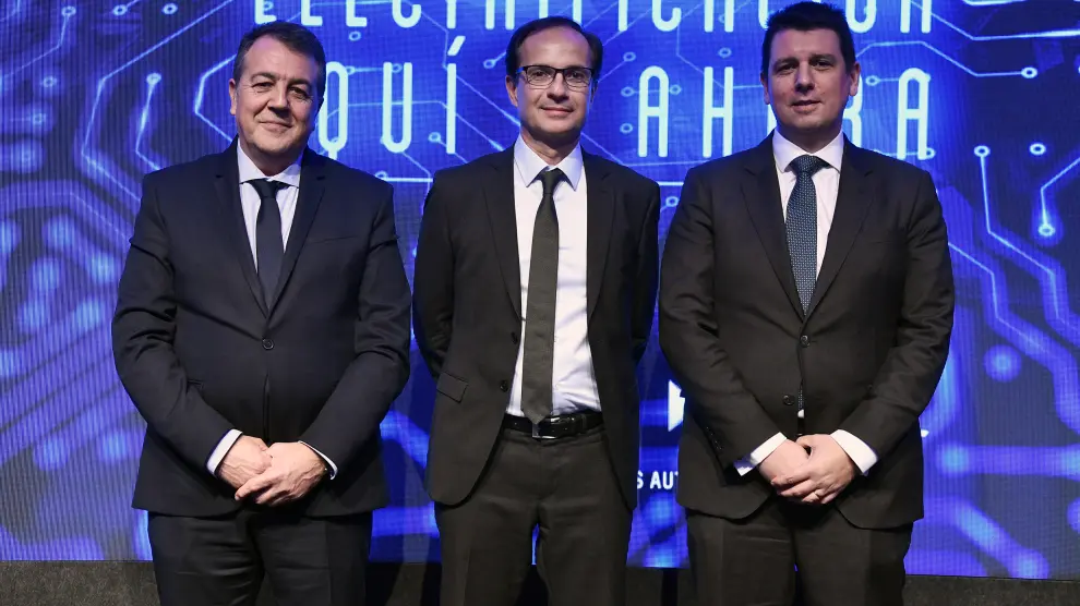 Los directivos de PSA Juan Antonio Muñoz Codina, Alexandre Guignard y Christophe Mandon en Madrid.