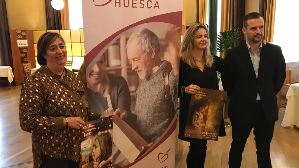 La concejala Rosa Gerbás, la presidenta de la Asociación de Comerciantes, Susana Lacostena, y el consultor Sergio Bernués, en el acto de presentación de la campaña de Navidad.