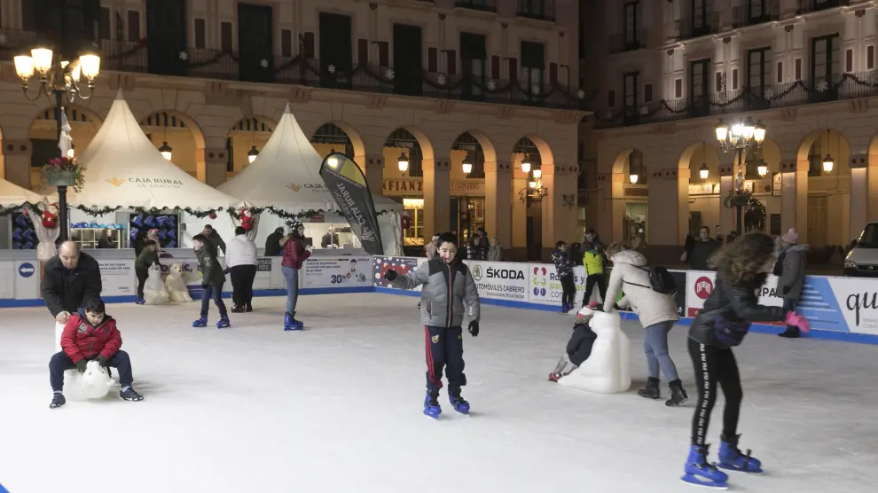 La pista de hielo con gente patinando / 3-12-2019 /Foto Rafael Gobantes [[[FOTOGRAFOS]]]