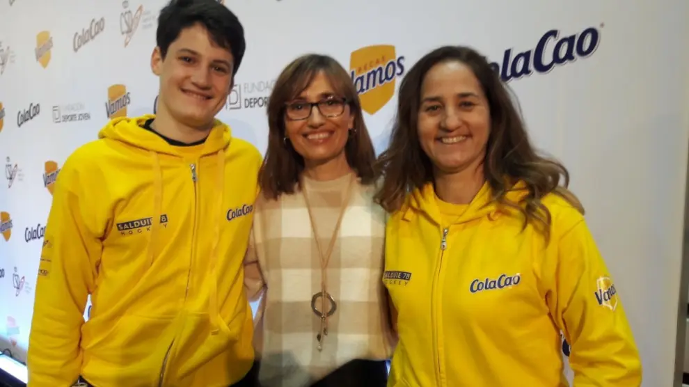 Moisés Cantín junto con su madre Domi Pobo y una jugadora del equipo de Las Pilaricas