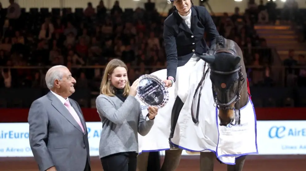 Pilar Cordón, montando a Seawillow, ganadora del Trofeo Air Europa en el CSI5*-W Ifema Madrid Horse Week