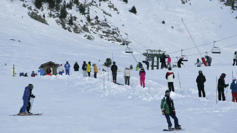 Esquiadores en la zona de Anayet, en el centro invernal de Formigal, localidad oscense perteneciente a Sallent de Gállego.