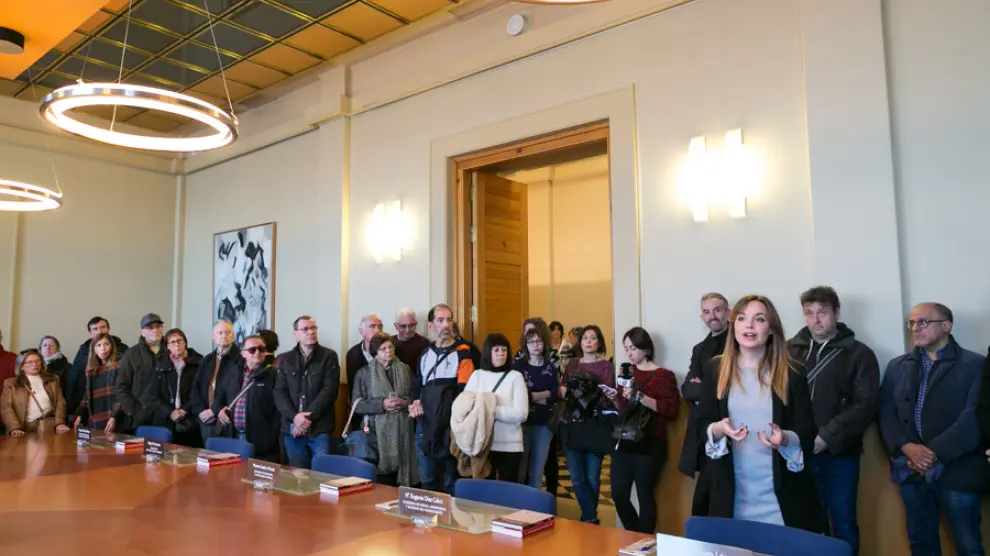 La consejera de Ciencia, Maru Díaz, da explicaciones a los primeros visitantes en la sala del Consejo de Gobierno, este viernes.