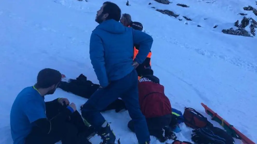Esquiadores, especialistas y personal de la estación de Candanchú de montaña que han acudido en auxilio del logroñés que ha fallecido este sábado