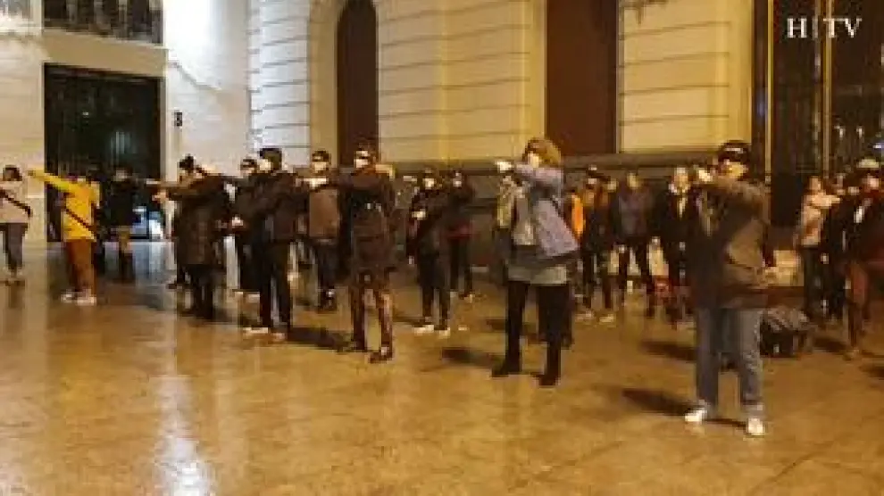 La canción "El violador eres tú", que se ha convertido en un himno para las jóvenes de Chile, ha llegado este domingo a Zaragoza, donde un más de medio centenar de mujeres la han cantado y coreografiado en la plaza de España de Zaragoza.