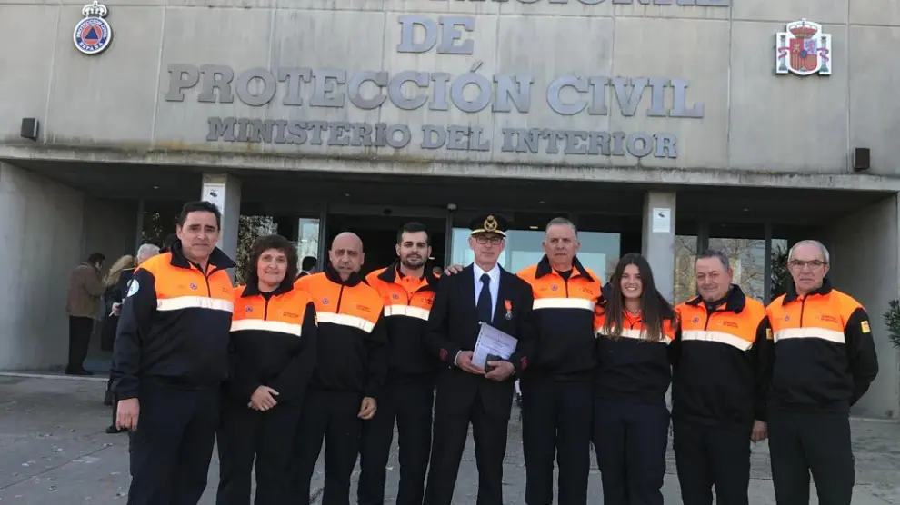 Bernardo Hernández con los voluntarios de Protección Civil del Somontano.