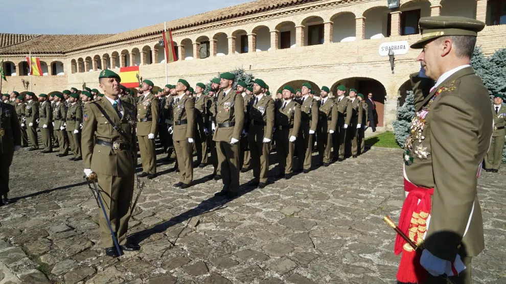 El Coronel jefe del Regimiento Galicia da novedades de la Fuerza al Teniente General Aznar que preside los actos.