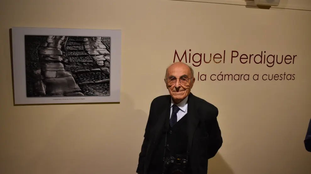 Miguel Perdiguer, junto a la imagen de Peñíscola que le hizo ganar el Premio Nacional de Fotografía.